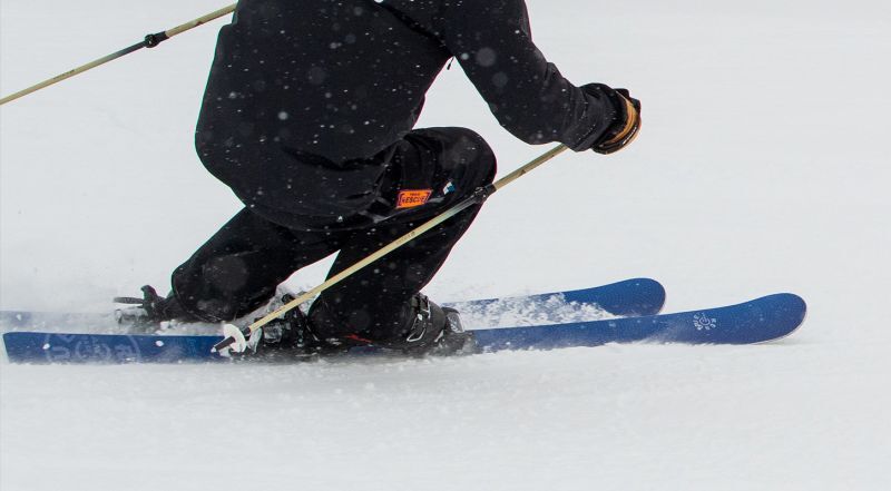 ホットワックス不要の滑走面ワックスベース搭載スキー